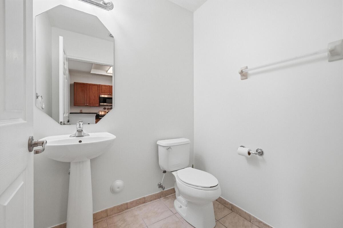 PALOMA LAKES CONDOMINIUM NO 1 - Residential Lease