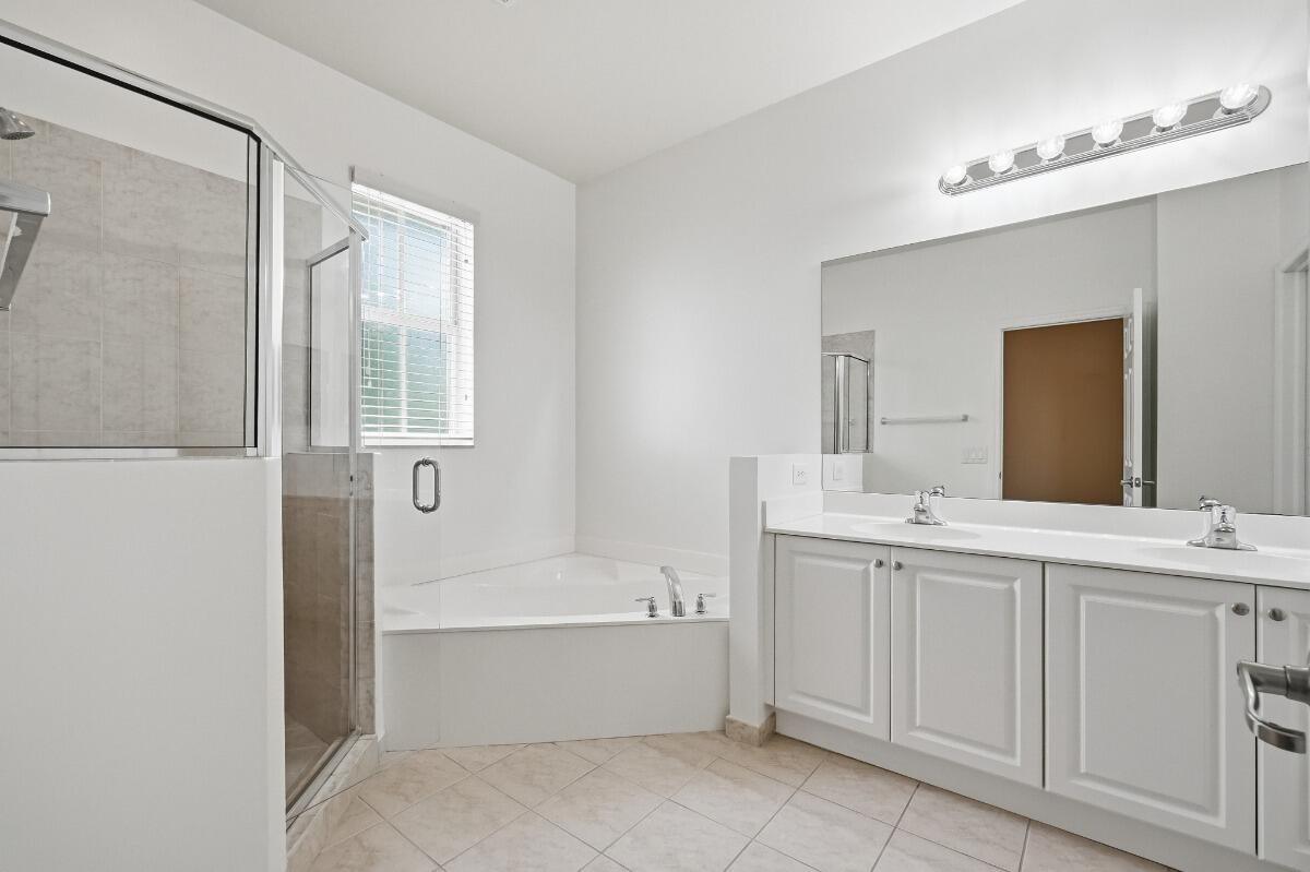 PALOMA LAKES CONDOMINIUM NO 1 - Residential Lease