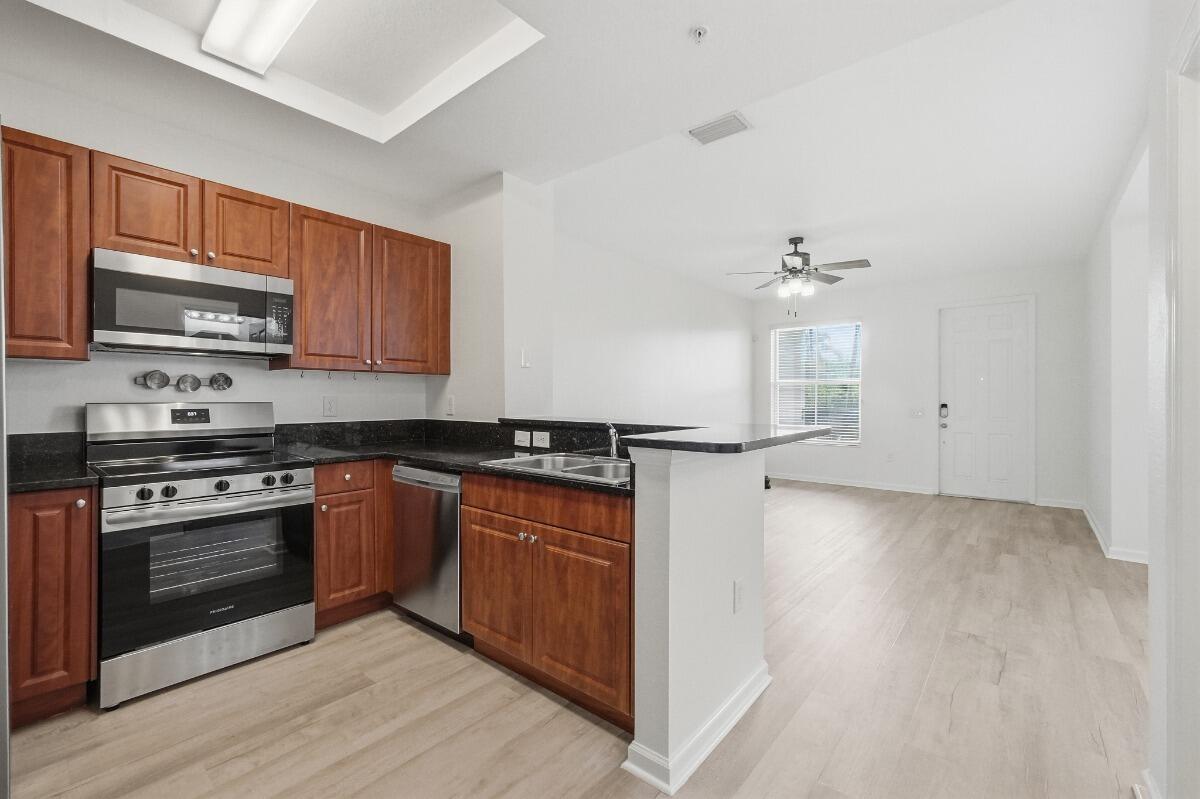PALOMA LAKES CONDOMINIUM NO 1 - Residential Lease
