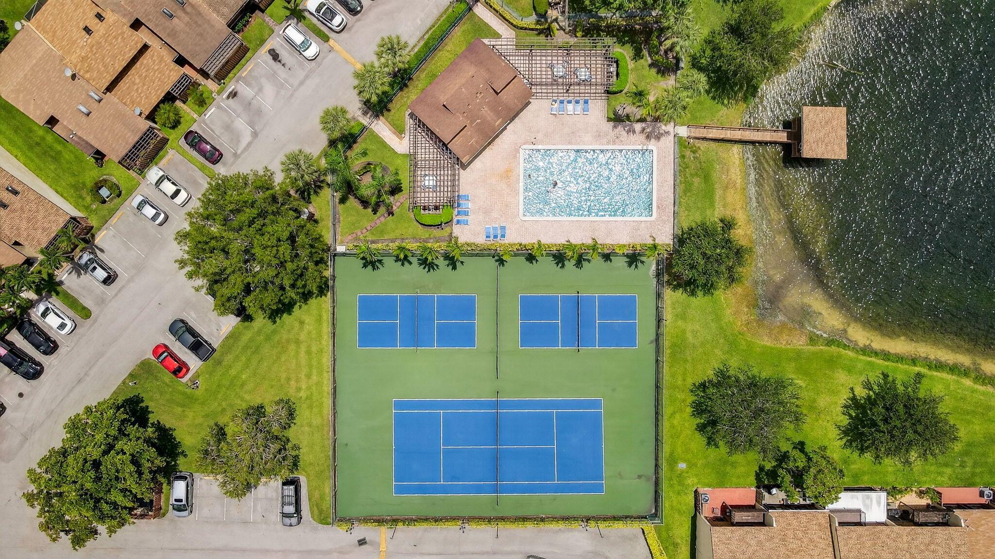 PINE ISLAND LAKES TOWNHOM - Residential