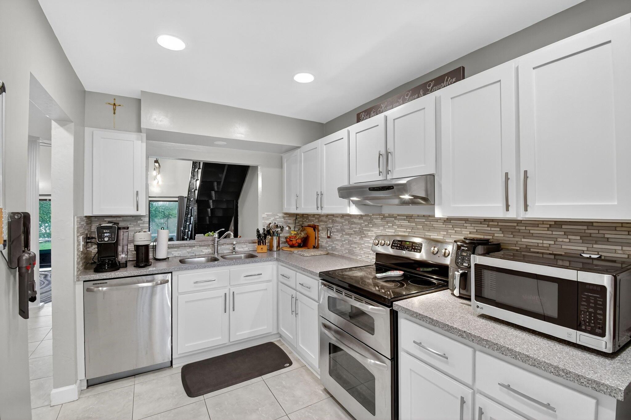 PINE ISLAND LAKES TOWNHOM - Residential