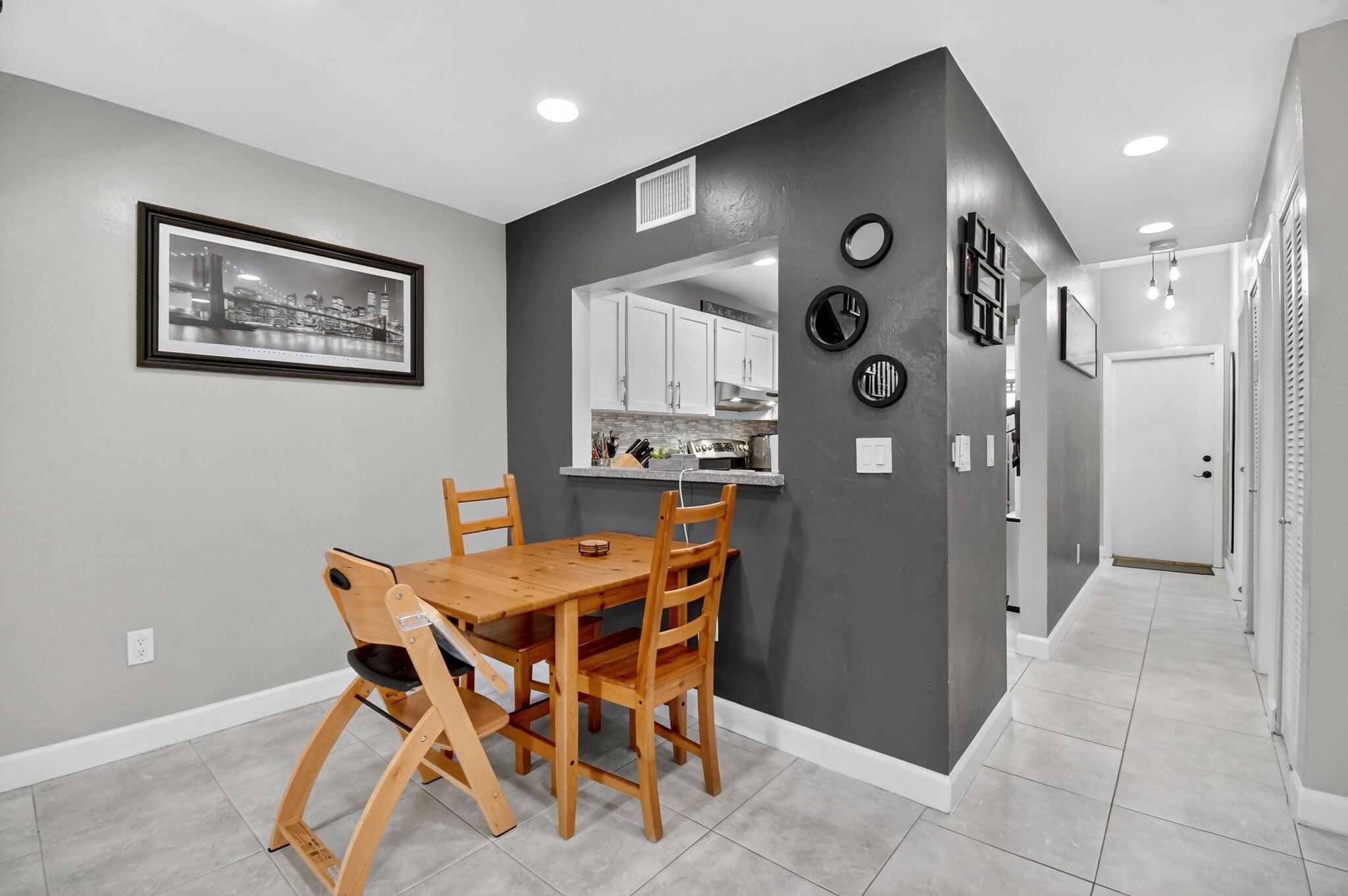 PINE ISLAND LAKES TOWNHOM - Residential