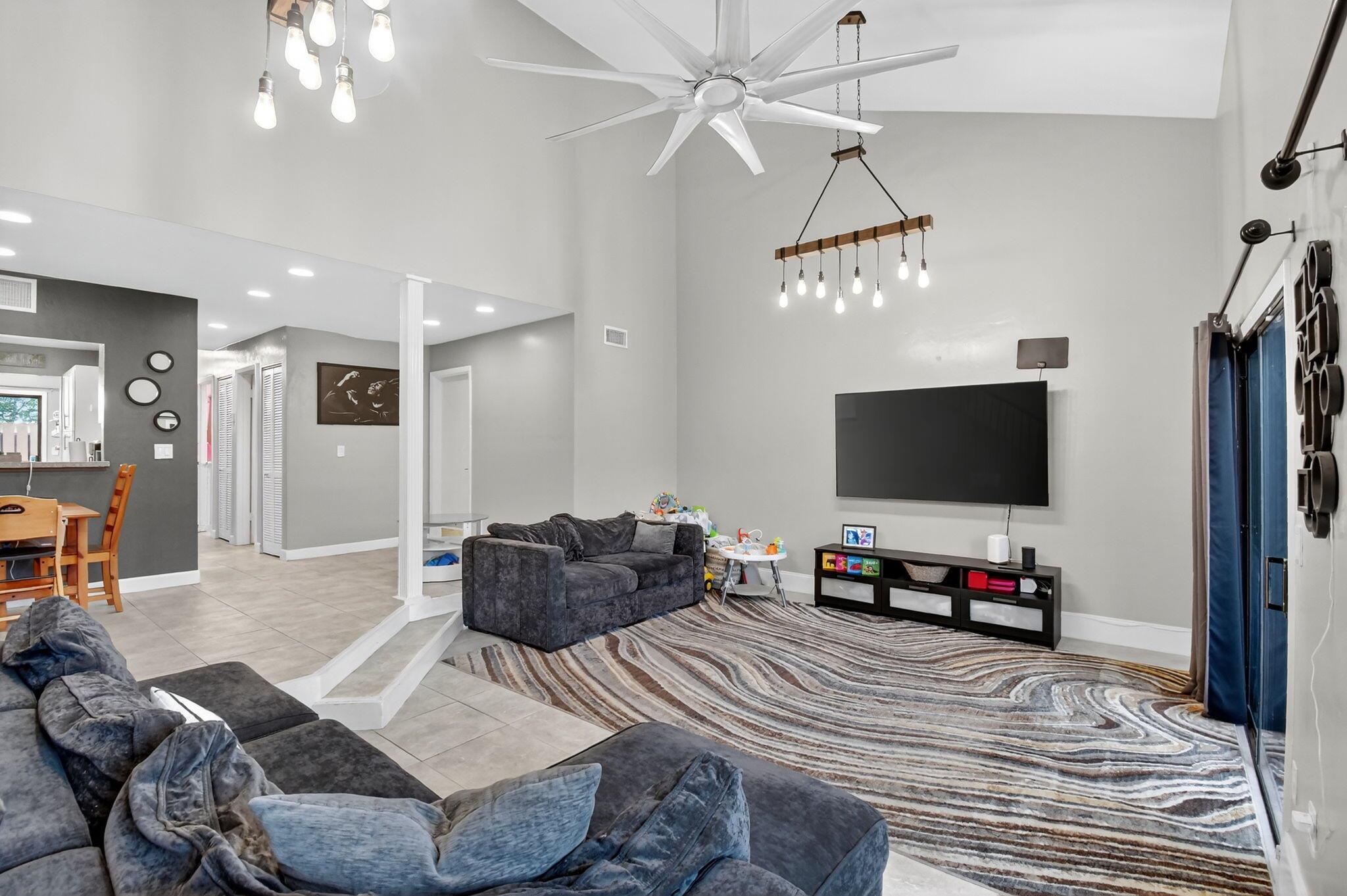 PINE ISLAND LAKES TOWNHOM - Residential