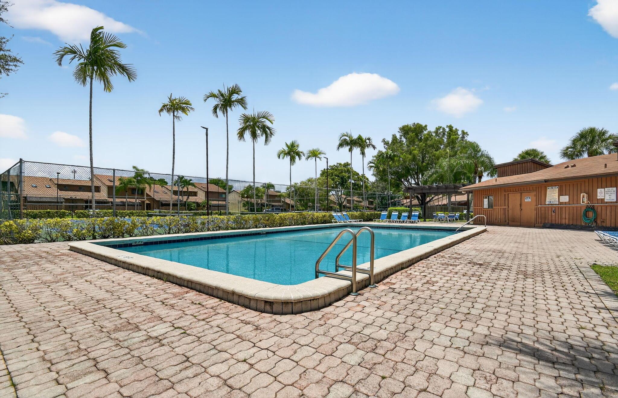 PINE ISLAND LAKES TOWNHOM - Residential