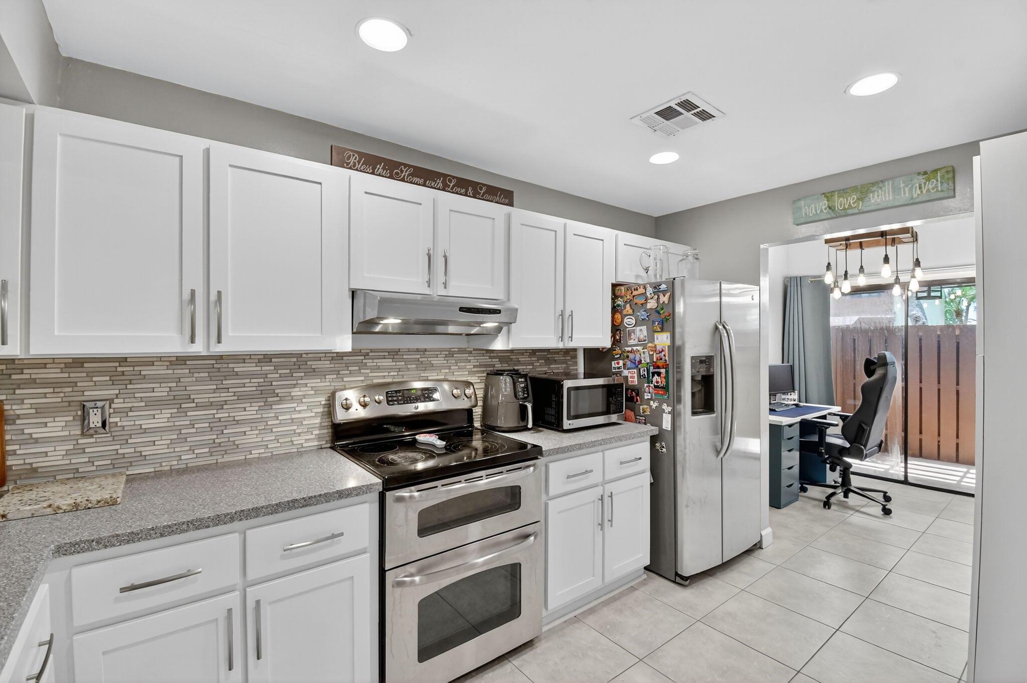 PINE ISLAND LAKES TOWNHOM - Residential