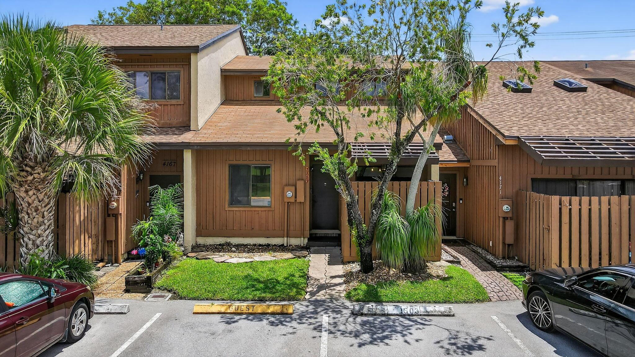 PINE ISLAND LAKES TOWNHOM - Residential