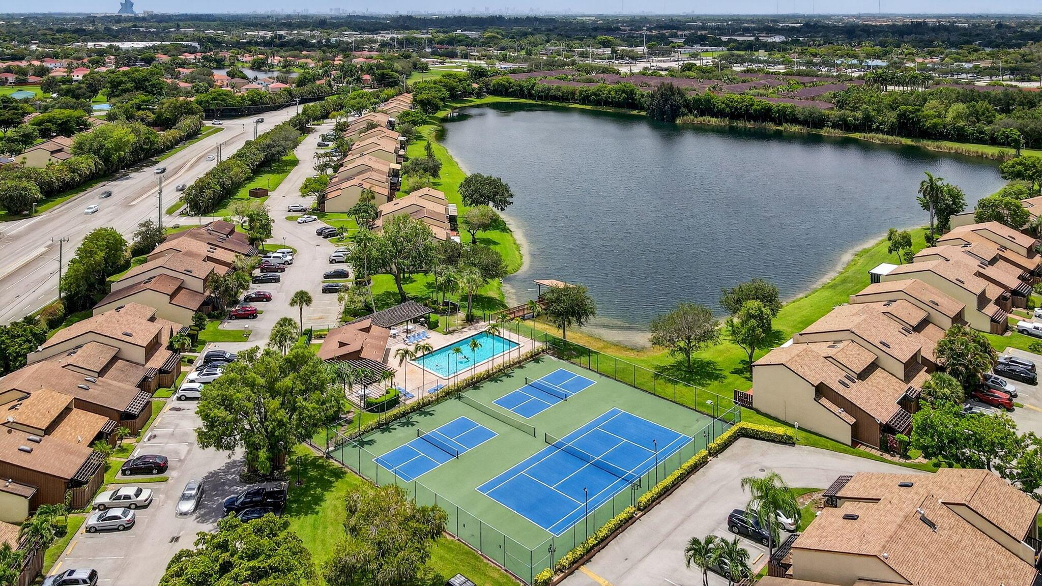 PINE ISLAND LAKES TOWNHOM - Residential