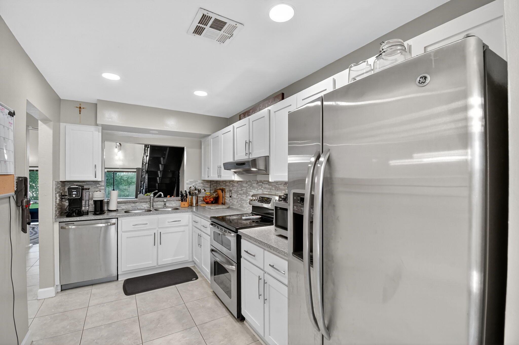 PINE ISLAND LAKES TOWNHOM - Residential