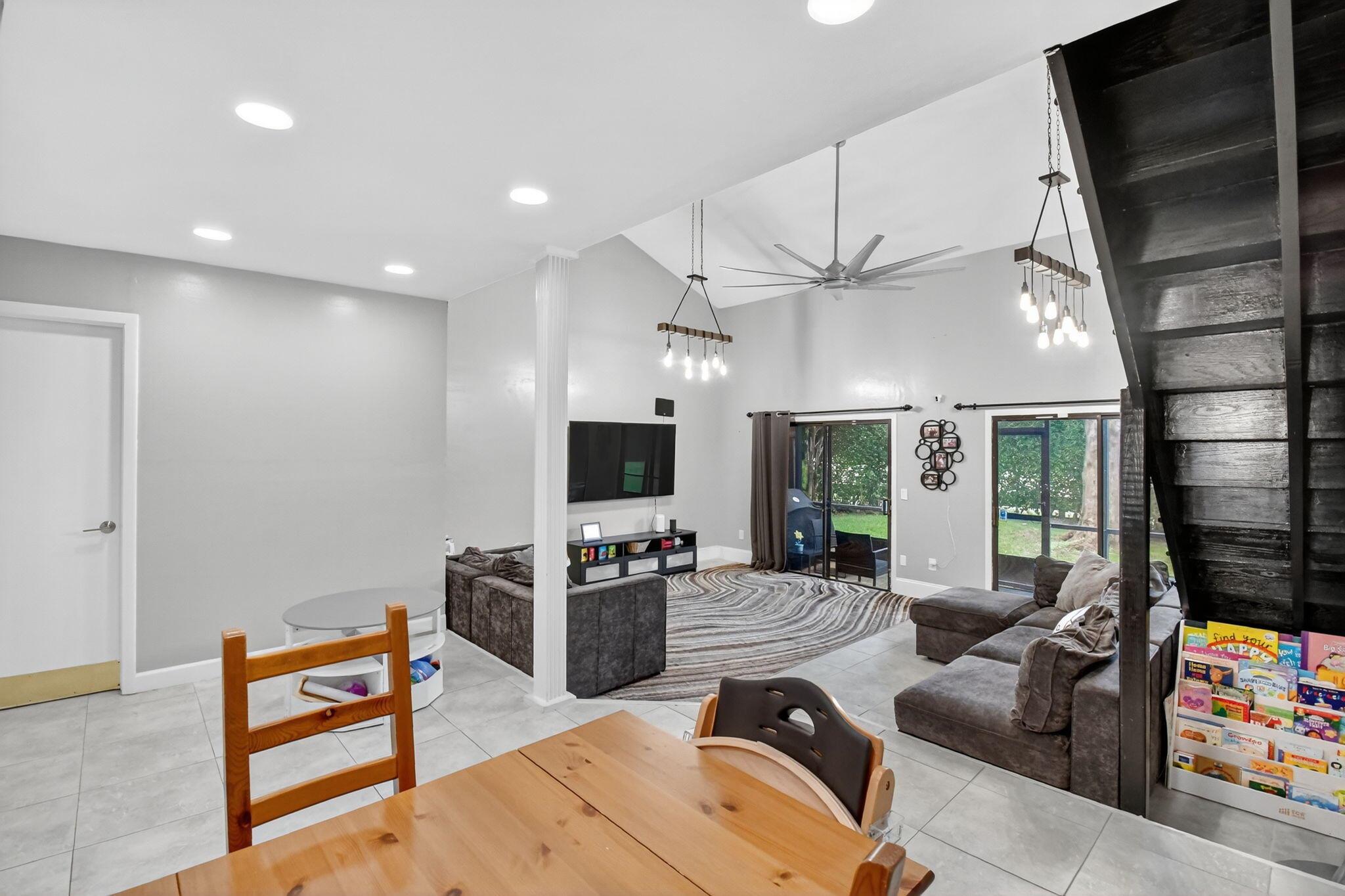 PINE ISLAND LAKES TOWNHOM - Residential