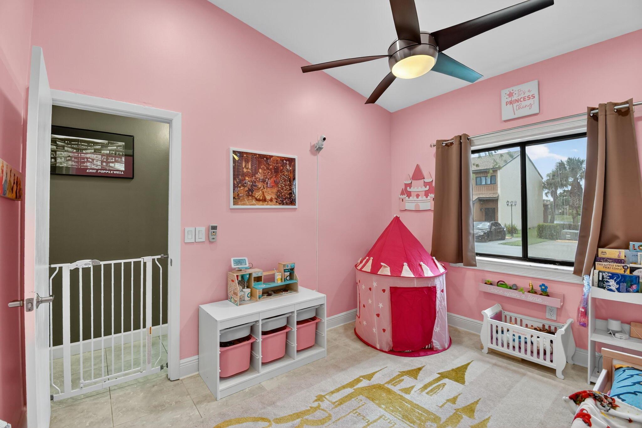 PINE ISLAND LAKES TOWNHOM - Residential