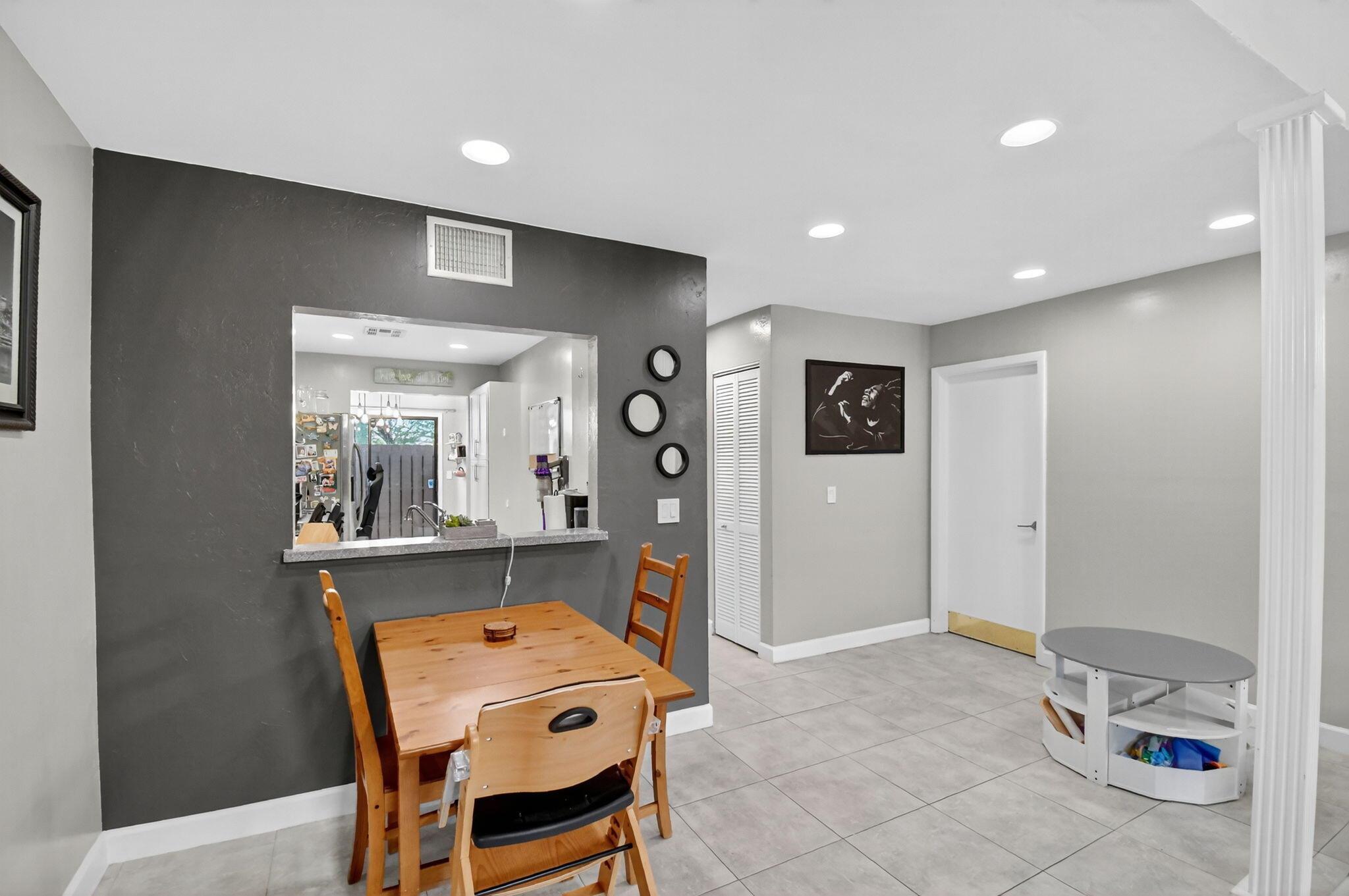 PINE ISLAND LAKES TOWNHOM - Residential