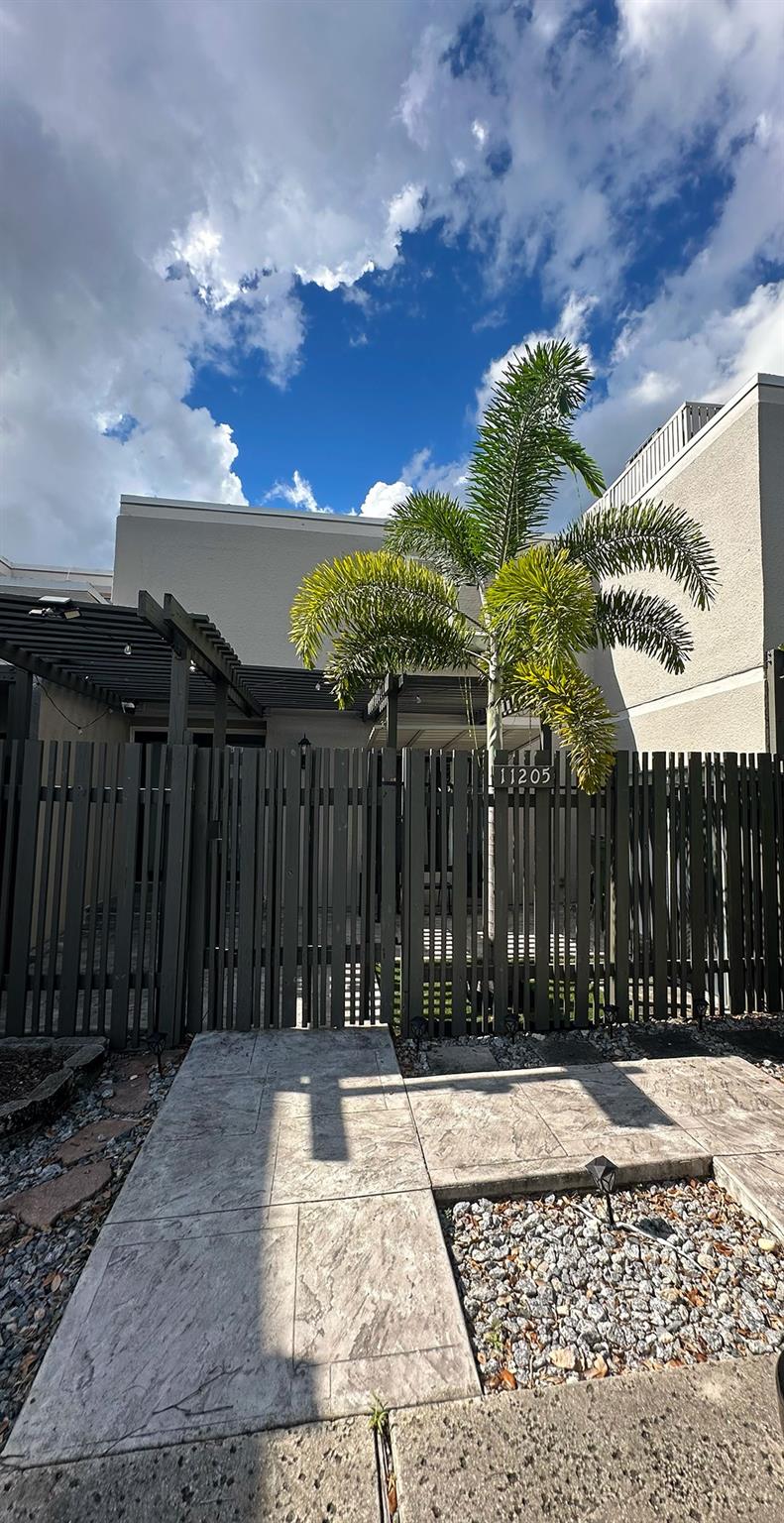 Remodeled 3bedroom townhome in Villas Lakes, the heart of Pembroke Pines! Bright and spacious layout in a family-friendly community, covered back porch, conveniently located near shopping, dining, major highways, and highly rated A+ schools. Hurricane impact windows, new roof, washer dryer. Move-in ready on Nov 1st and perfect for modern living!