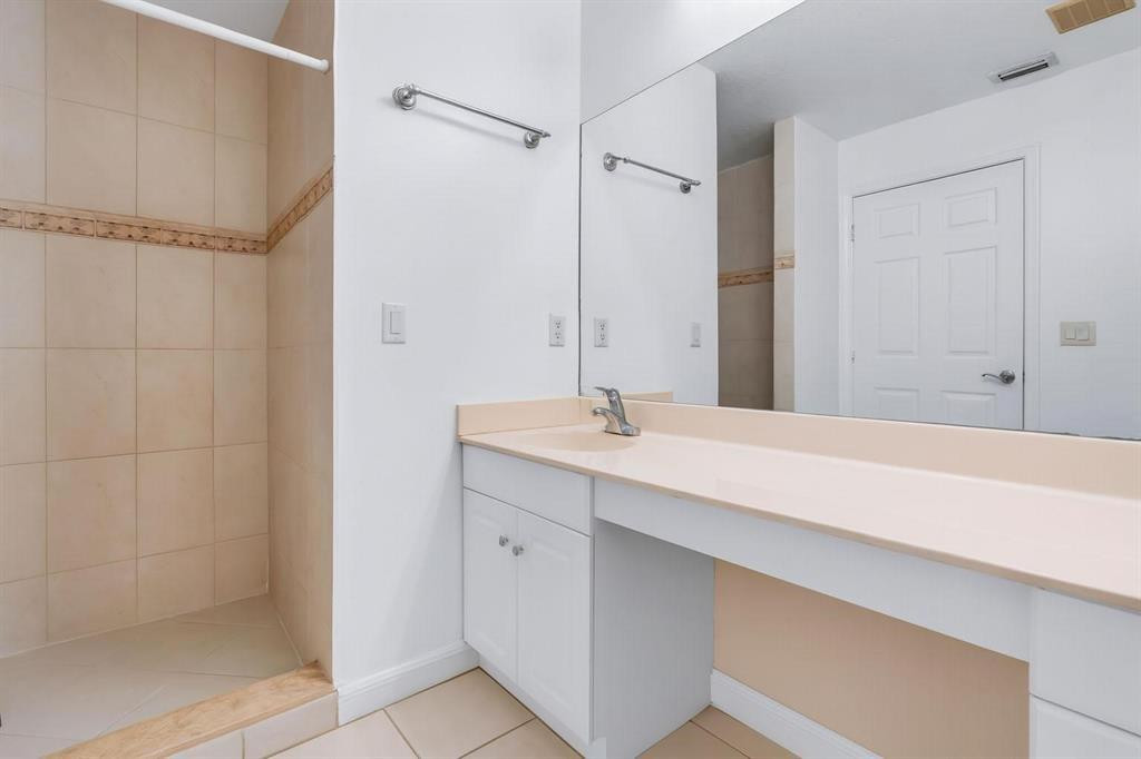 Crystal Lake 2nd Sec 59-5 - Residential Lease