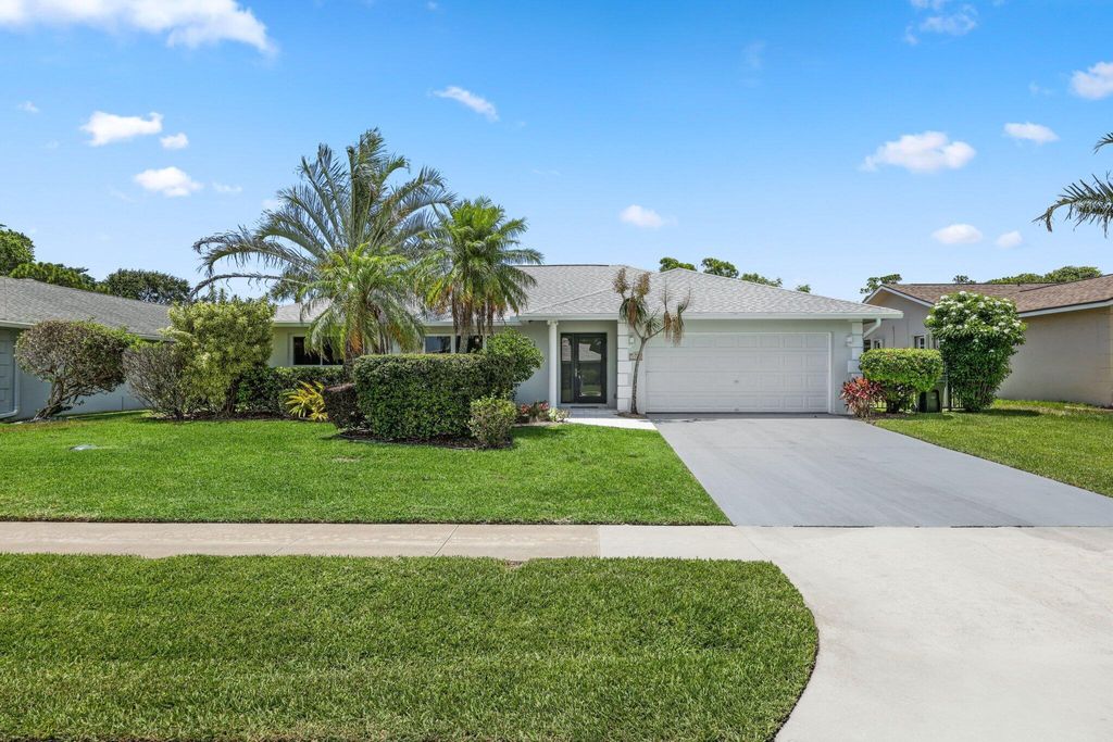 Photo of 3384 Lakeview Drive, Delray Beach, FL 33445 (MLS # R11100354)