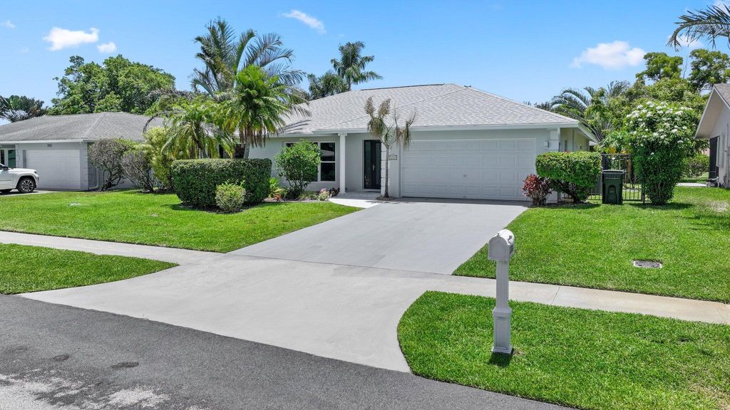 Photo of 3384 Lakeview Drive, Delray Beach, FL 33445 (MLS # R11100354)
