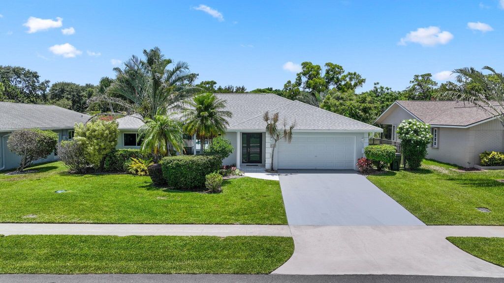 Photo of 3384 Lakeview Drive, Delray Beach, FL 33445 (MLS # R11100354)