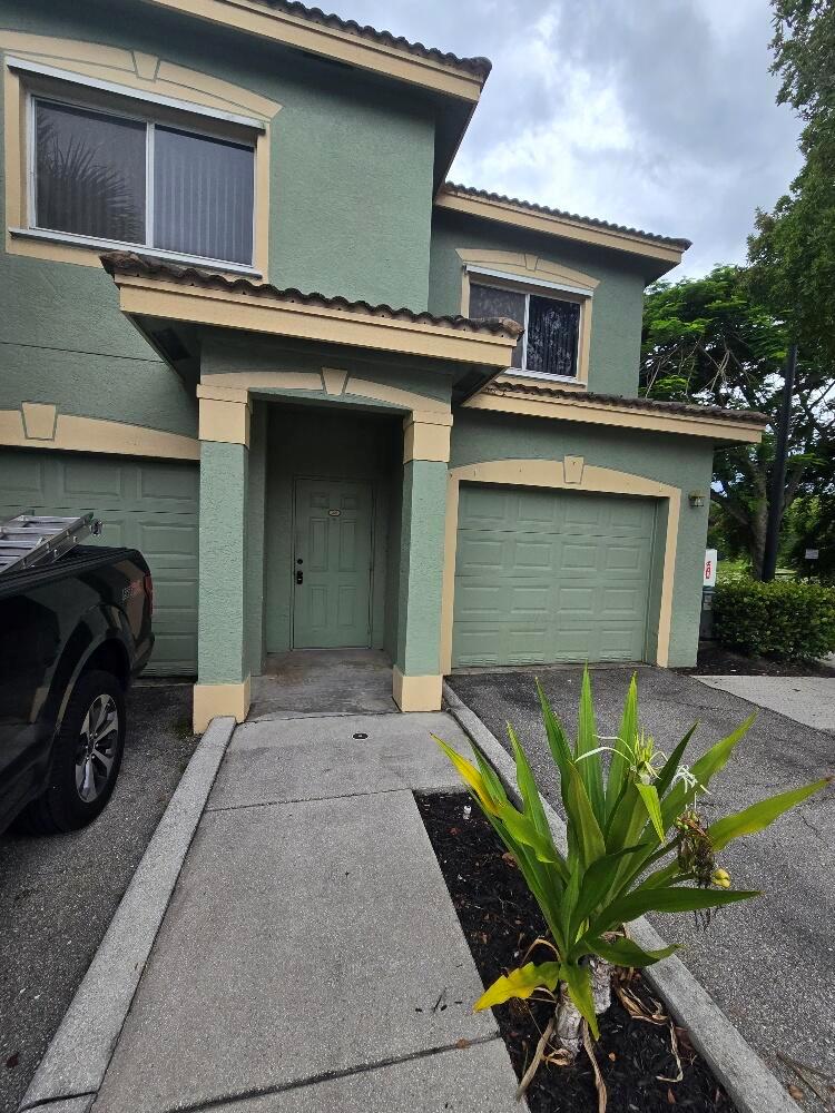 BEAUTIFUL 3BED, 2BATH CENTRALLY LOCATED. CLOSE TO SHOPPING AND CLOSE TO SCHOOLS.