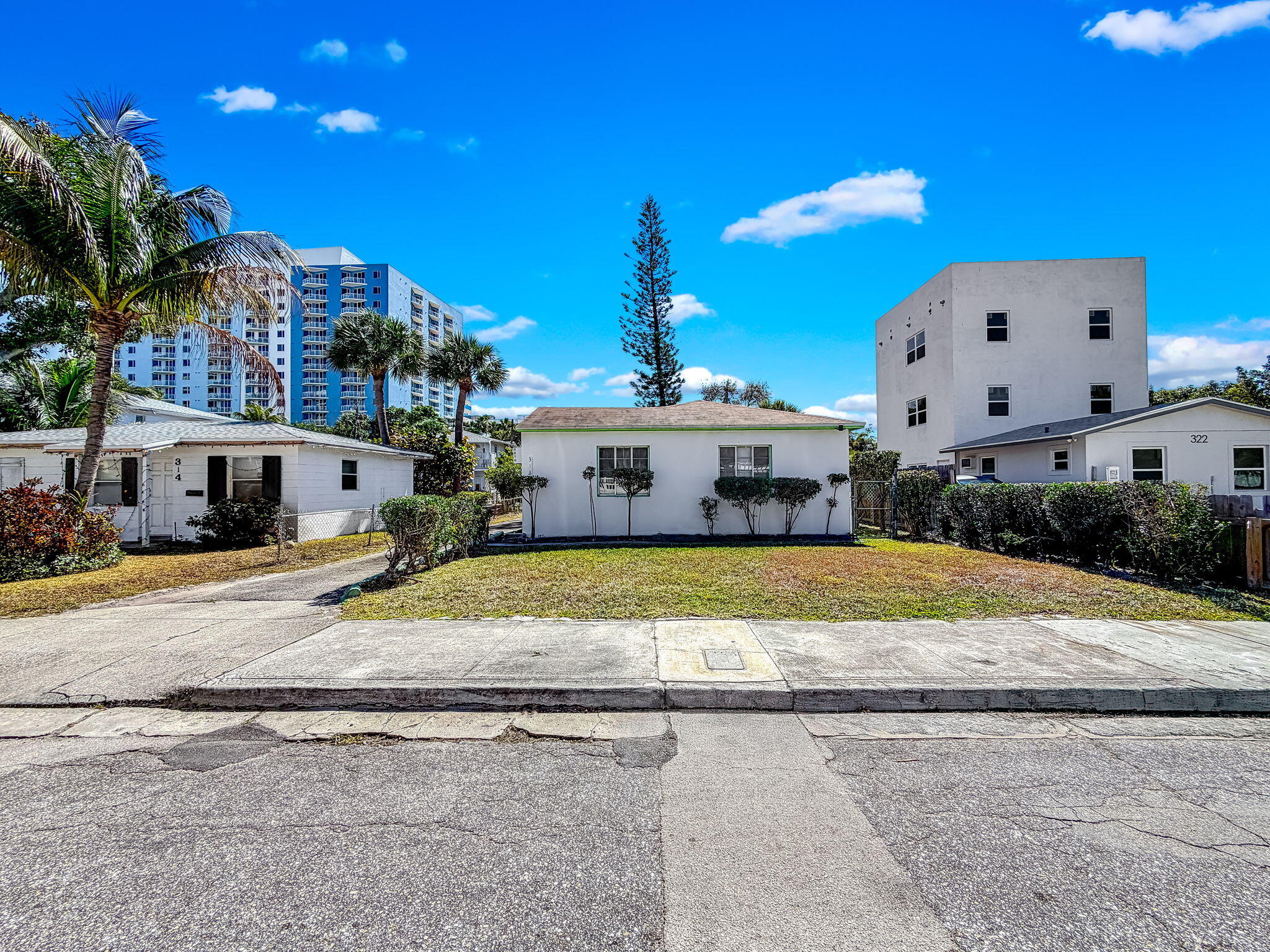 318 N Lakeside Court