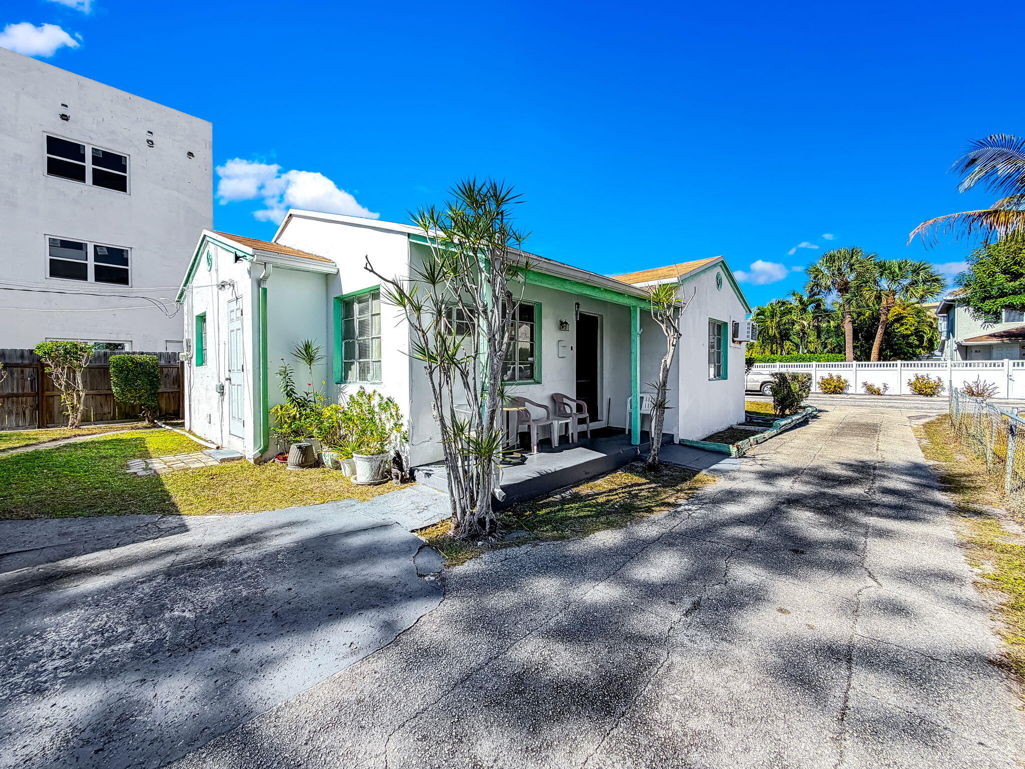 LAKESIDE COURT - Residential Income