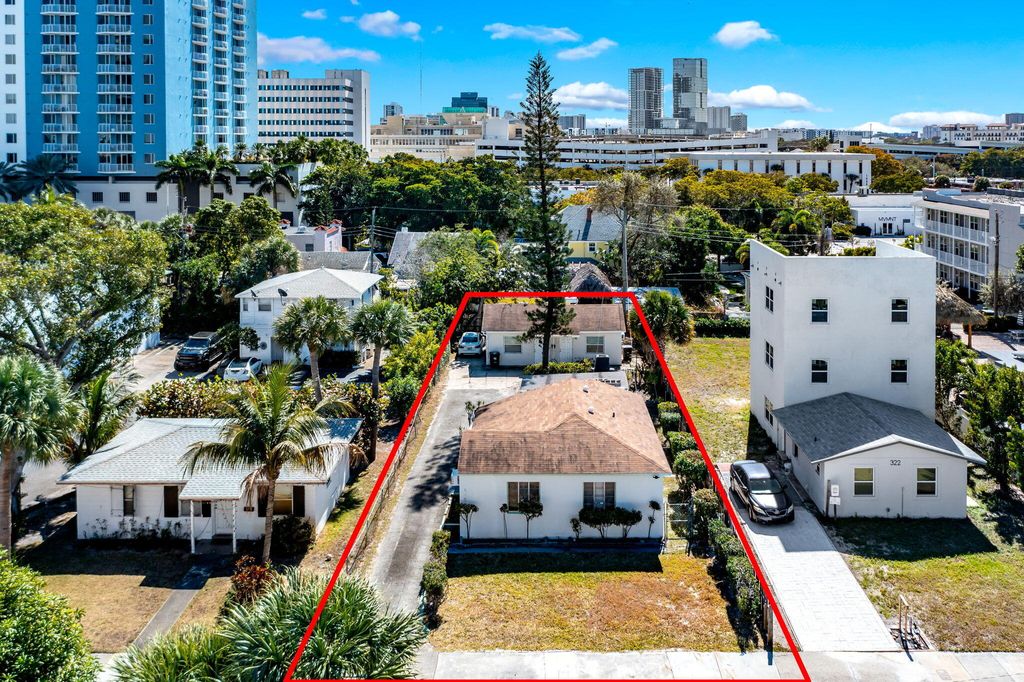 Photo of 318 N Lakeside Court, West Palm Beach, FL 33407 (MLS # R11164582)