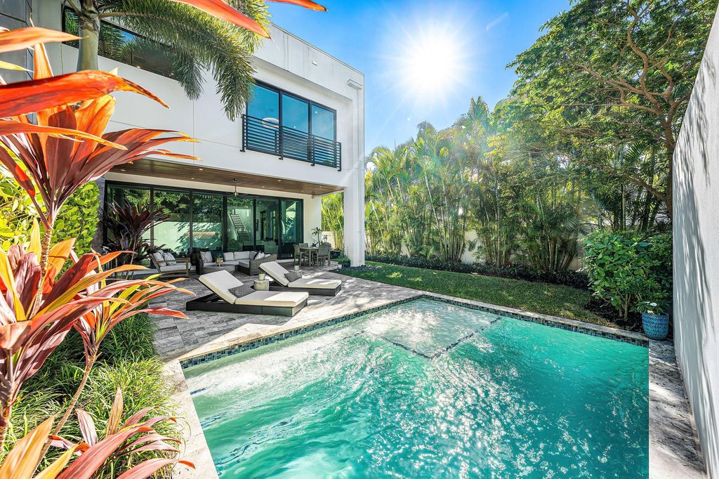 Photo of 820 NE 7th Avenue, Delray Beach, FL 33483 (MLS # R11151003)