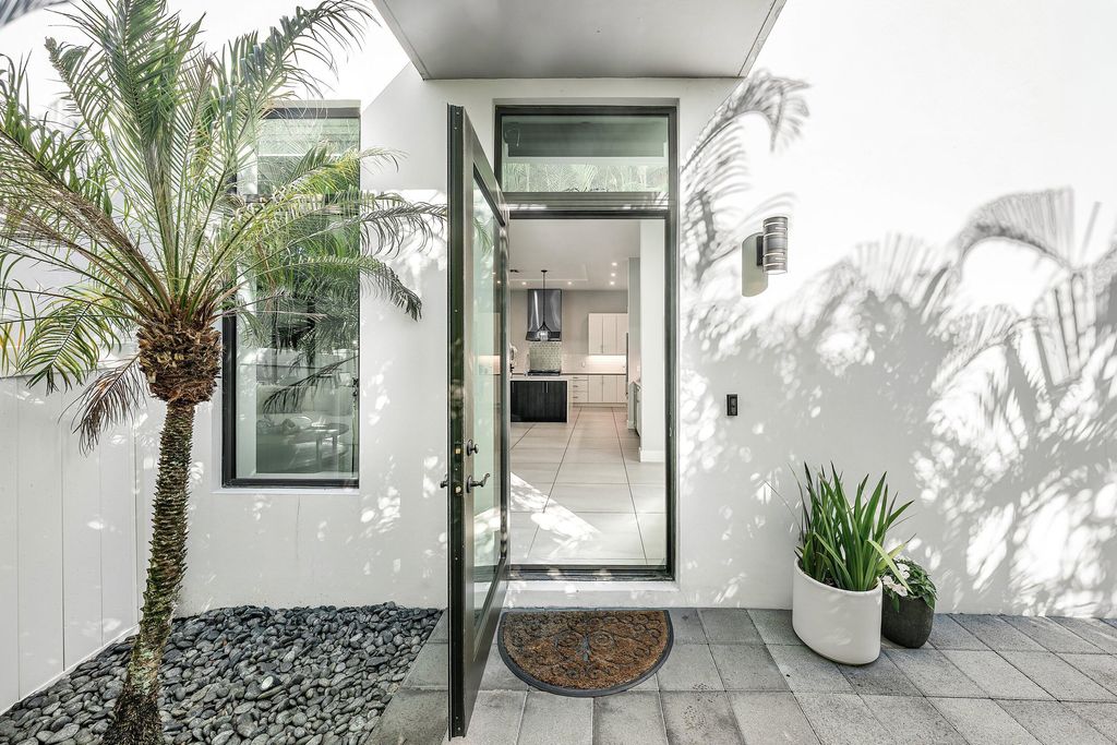 Photo of 820 NE 7th Avenue, Delray Beach, FL 33483 (MLS # R11151003)