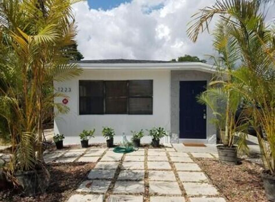 Move in ready 1 bedroom / 1 bath unit with ELECTRICITY AND WATER INCLUDED!!!!. **** PROMOTION Firstmonth FREE!!!, last month and a half month security deposit only for qualified prospects (15-month lease). 625++ credit. Unit comes with 1 parking space. 1 pet under 50# o.k. - NON-AGRESSIVE BREEDS. MUST SEE! Liveclose to shops, restaurants and the beach!