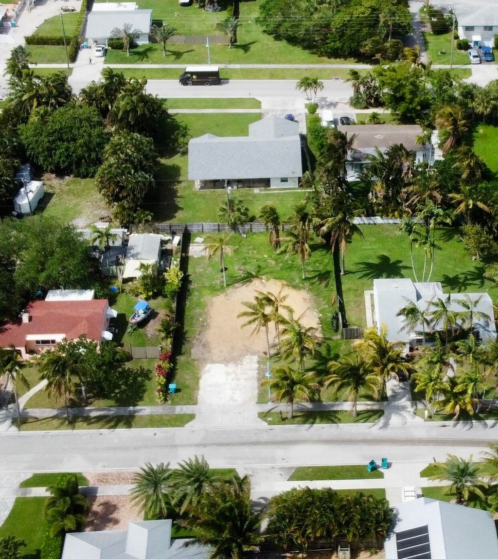 Photo of 647 NE 9th Avenue, Boynton Beach, FL 33435 (MLS # B26017461)