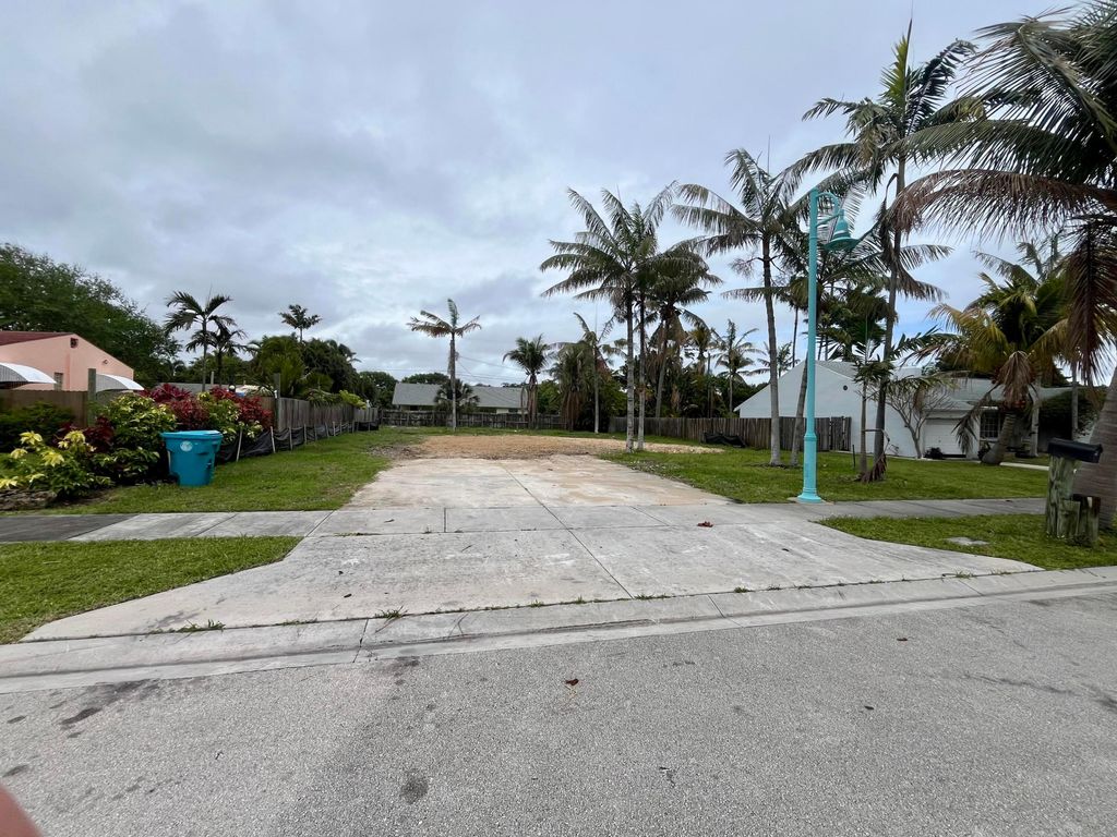 Photo of 647 NE 9th Avenue, Boynton Beach, FL 33435 (MLS # B26017461)