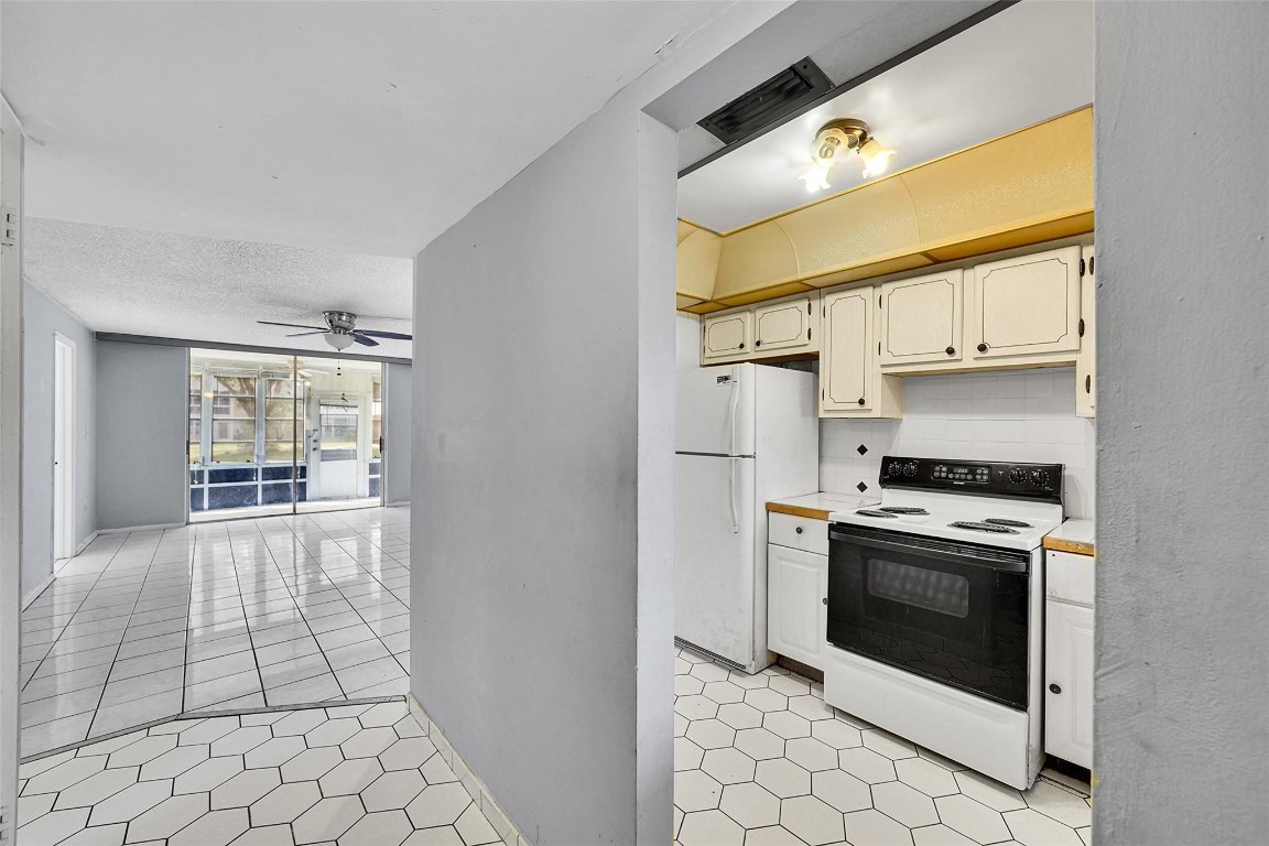 2901 Sunrise Lakes Drive 101