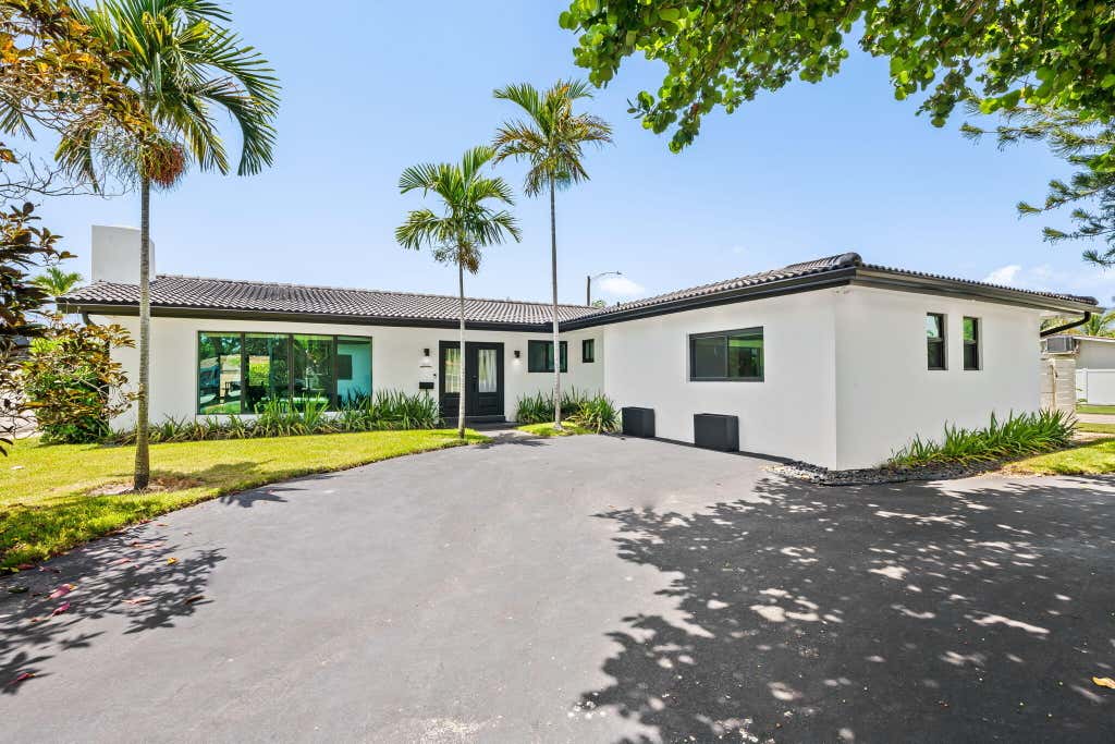 Photo of 5122 CLEVELAND Street, Hollywood, FL 33021 (MLS # B26052825)