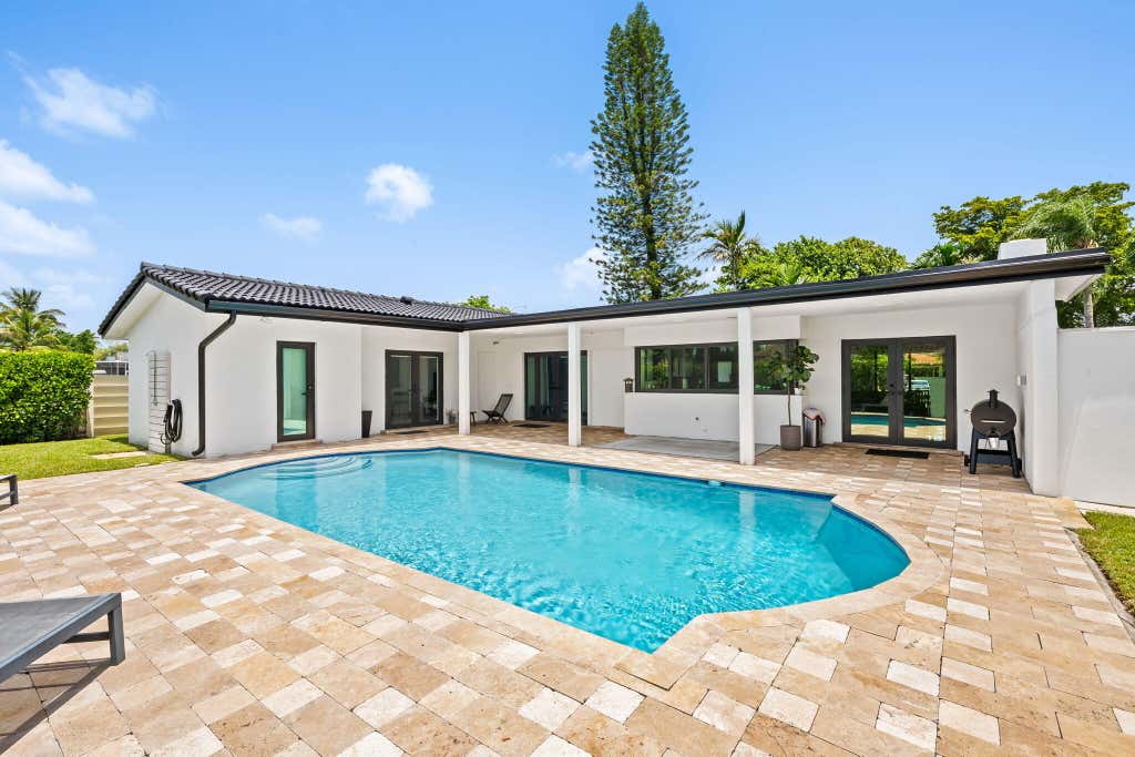 Photo of 5122 CLEVELAND Street, Hollywood, FL 33021 (MLS # B26052825)