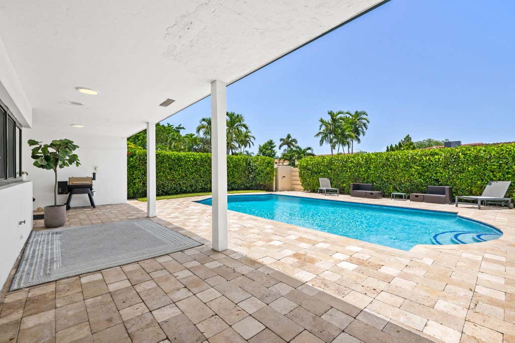 Photo of 5122 CLEVELAND Street, Hollywood, FL 33021 (MLS # B26052825)