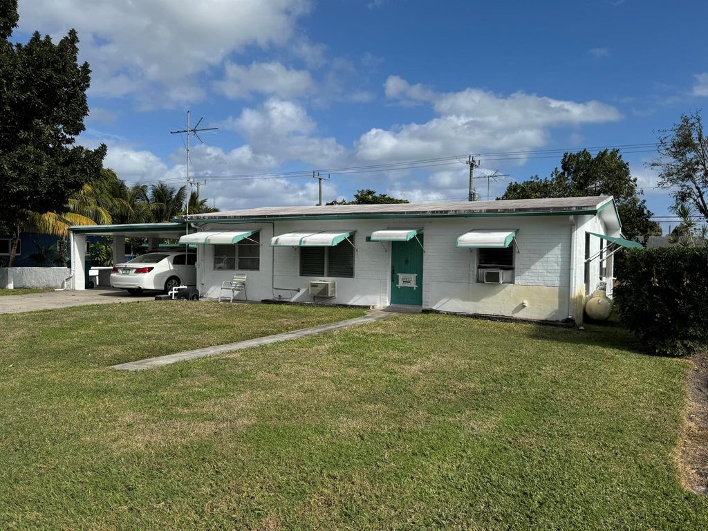 Photo of 910 NW 8th Street, Boynton Beach, FL 33426 (MLS # R11051386)