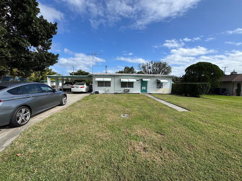 Photo of 910 NW 8th Street, Boynton Beach, FL 33426 (MLS # R11051386)