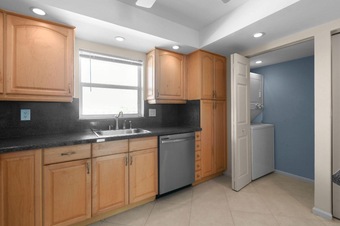 Lake Harbour Towers East Condo - Residential