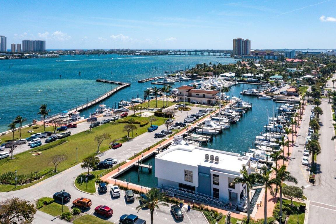 Lake Harbour Towers East Condo - Residential