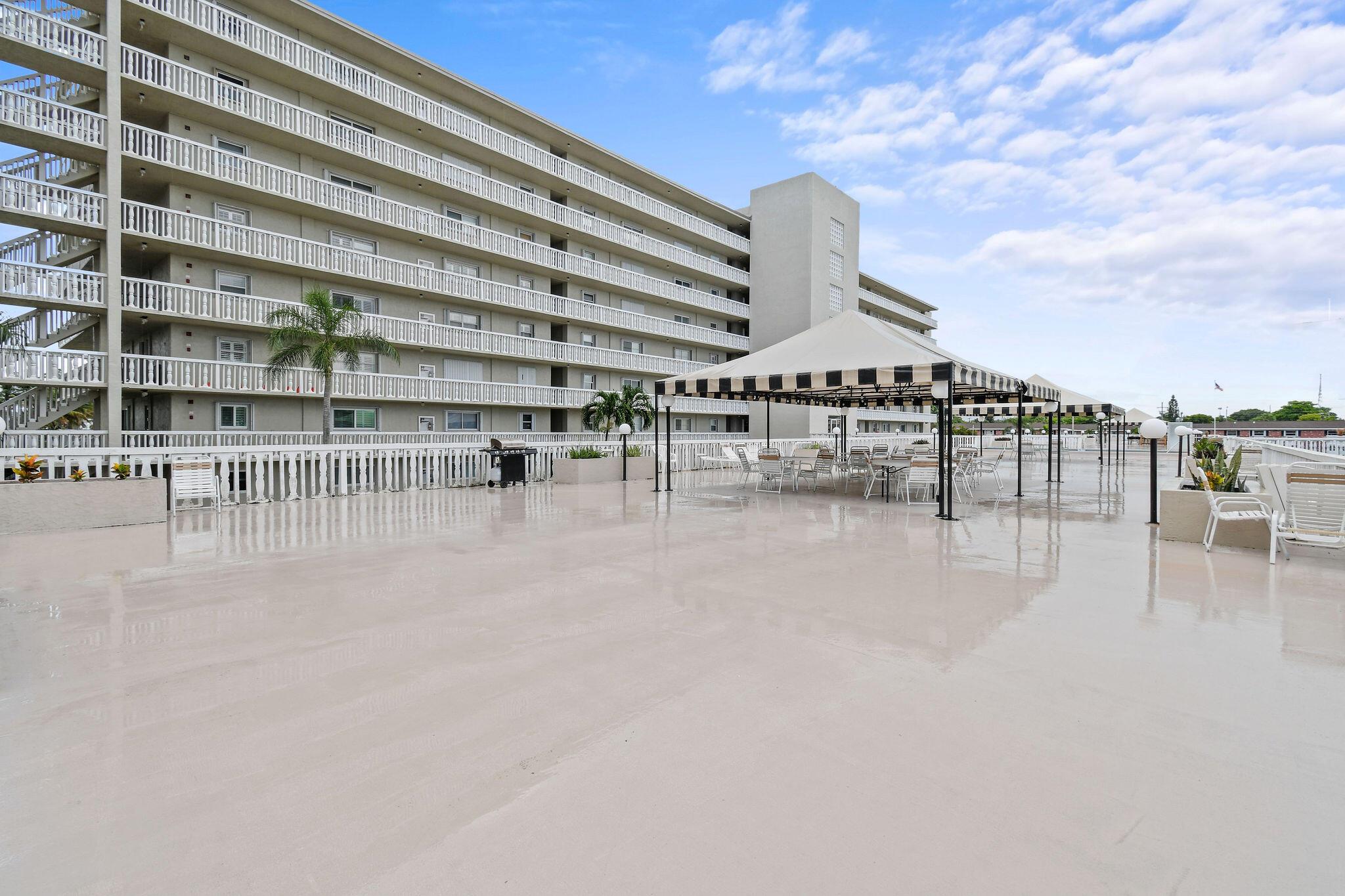 Lake Harbour Towers East - Residential