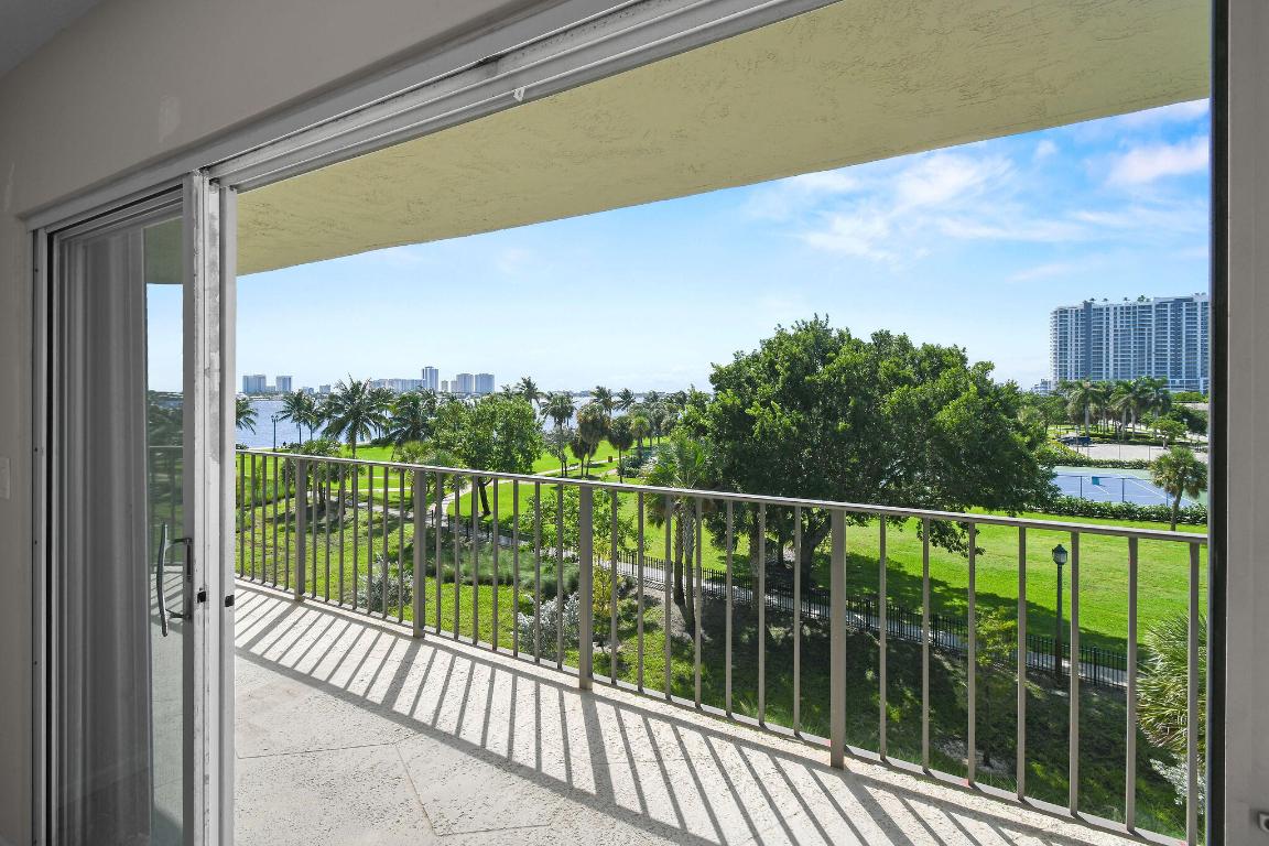 Lake Harbour Towers East Condo - Residential