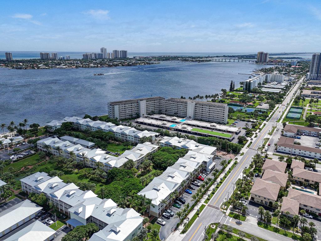 Lake Harbour Towers East Condo - Residential