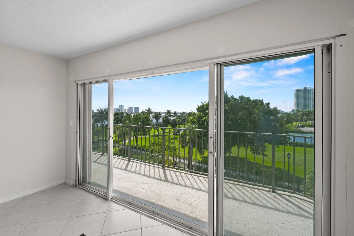 Lake Harbour Towers East Condo - Residential