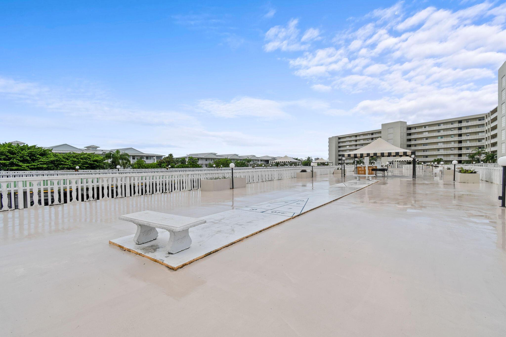 Lake Harbour Towers East - Residential