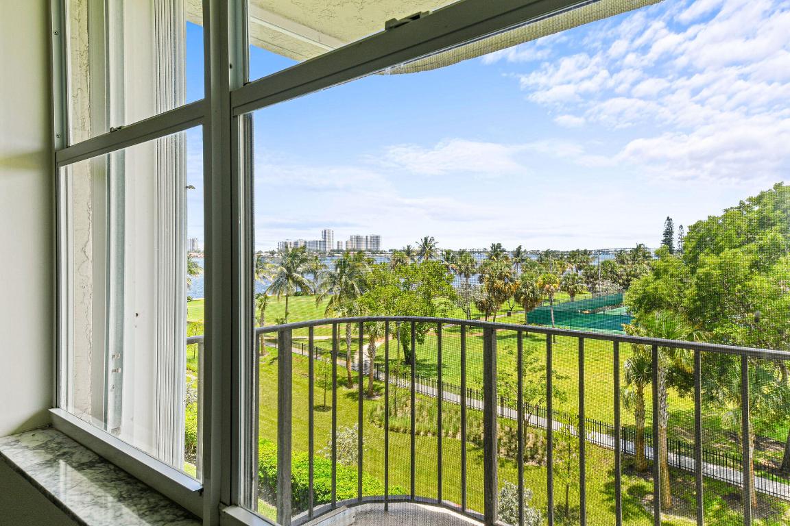 Lake Harbour Towers East Condo - Residential