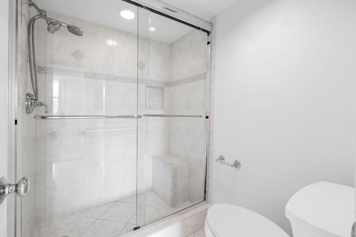 Lake Harbour Towers East Condo - Residential