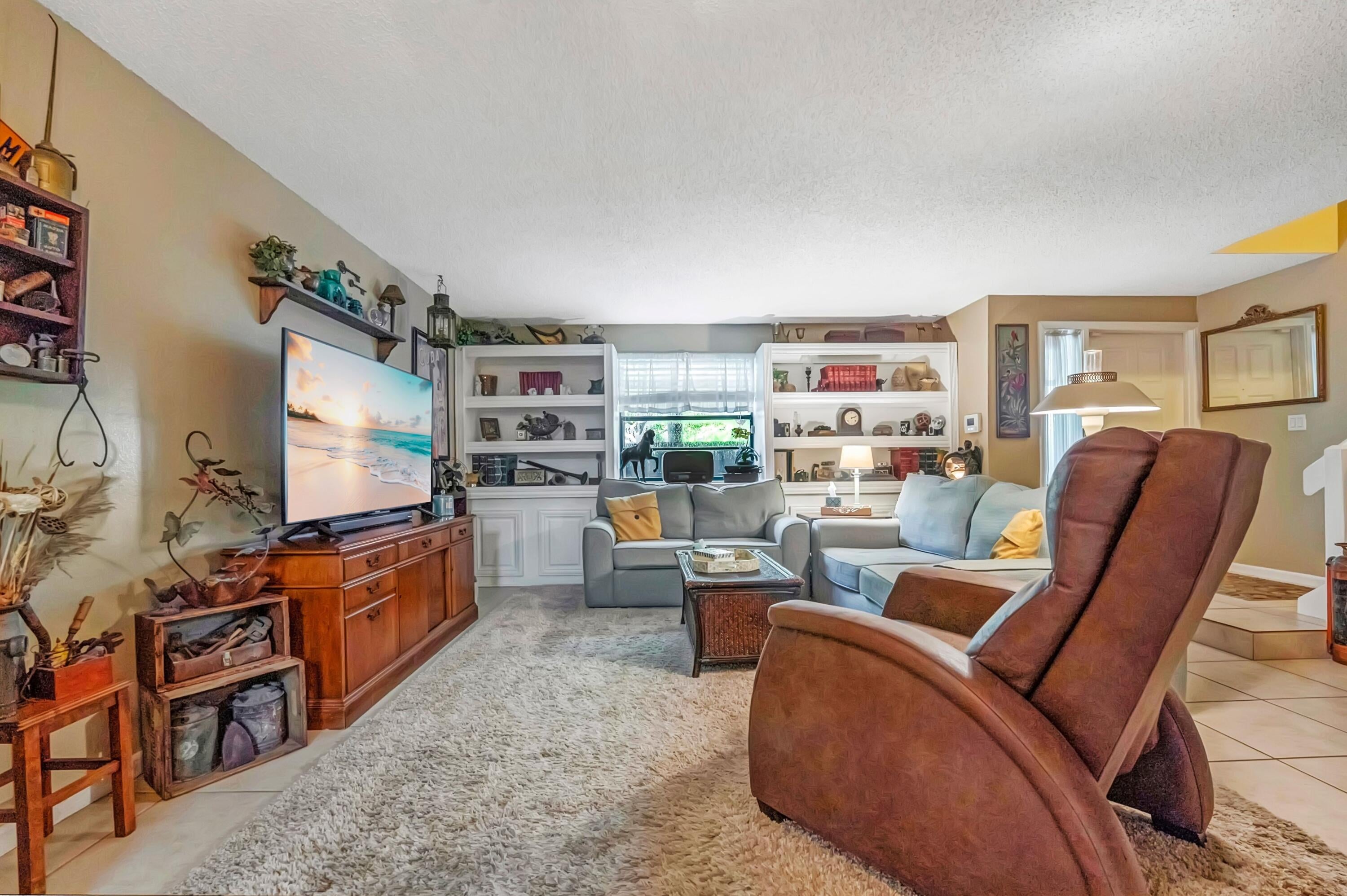 1142 N University Drive, Plantation, FL, 33322/$459,900 2 1142 N University Drive