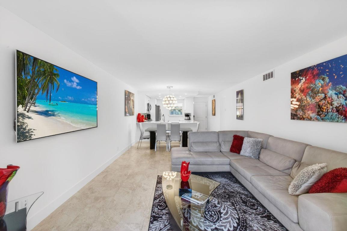 VILLAGE ROYALE GREENTREE CONDO - Residential