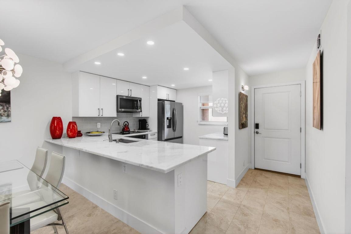 VILLAGE ROYALE GREENTREE CONDO - Residential