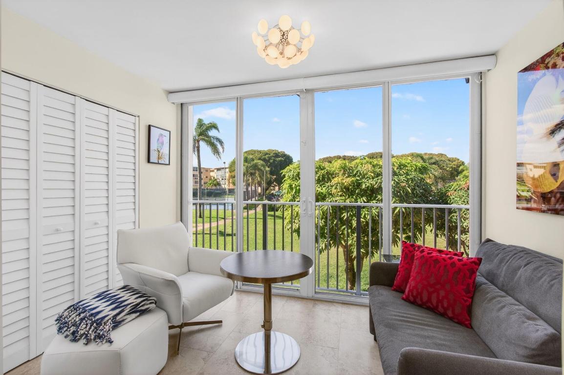 VILLAGE ROYALE GREENTREE CONDO - Residential