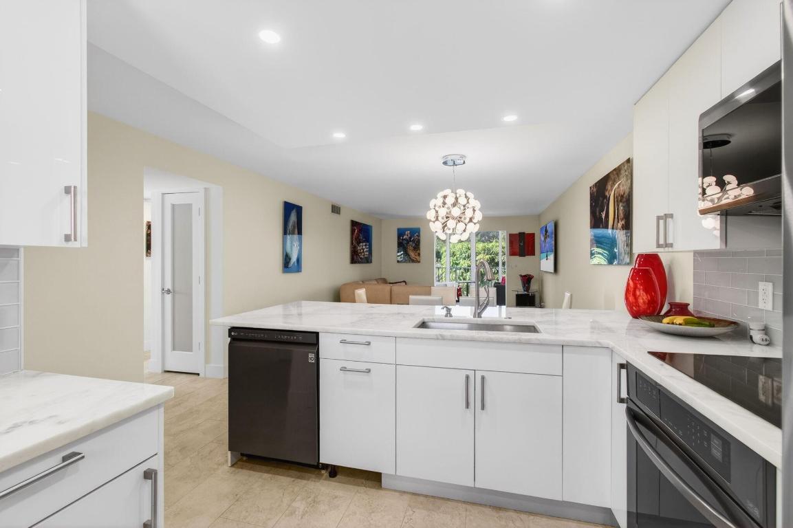 VILLAGE ROYALE GREENTREE CONDO - Residential