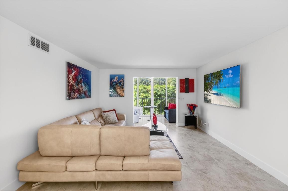 VILLAGE ROYALE GREENTREE CONDO - Residential